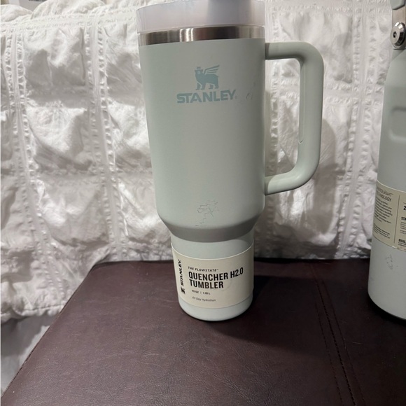 40oz Stanley Quencher H2.0 Tumbler with straw lid - Picture 1 of 3